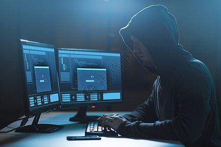 黑暗的房间里进行网络攻击黑客与进度加载条计算机上图片